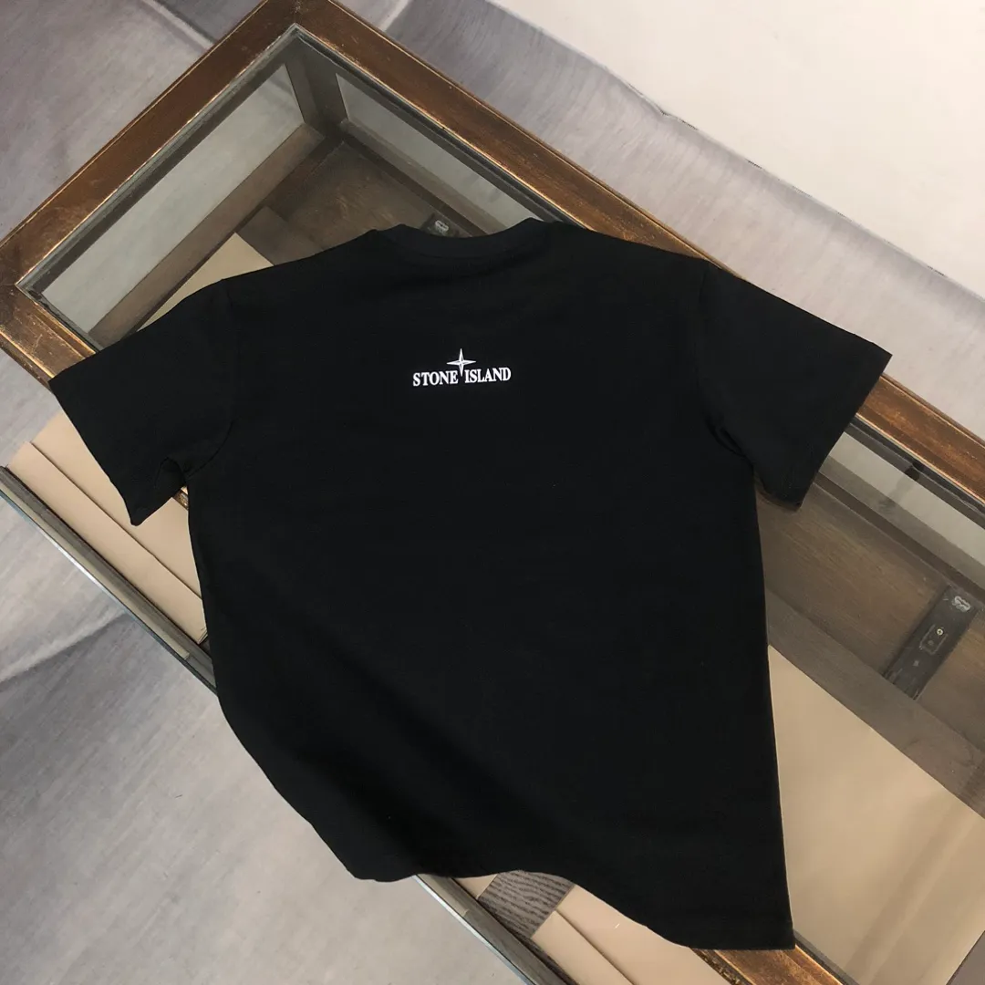 P180 Stone Island 2025 latest T-shirt, couple style ~ Original order, fashionable and casual short T-shirt, specially made of customized cotton fabric ~ Cotton T-shirt ~ Pre-washed to prevent deformation and shrinkage problem, more comfortable and breathable on the body ~ All available from stock ~ Unique design style, trendy must-have item, complete with three standards 👍 Color: black/white Size: S M L XL (larger version, please indicate your height and weight when placing an order)